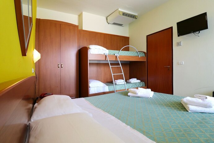 Imagen de la habitación del Hotel Nirvana Club Village. Foto 13