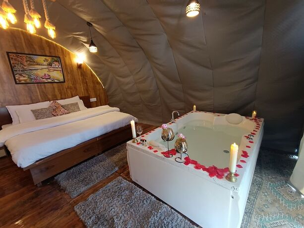Imagen de la habitación del Hotel Nirvana Hamta Retreat. Foto 12