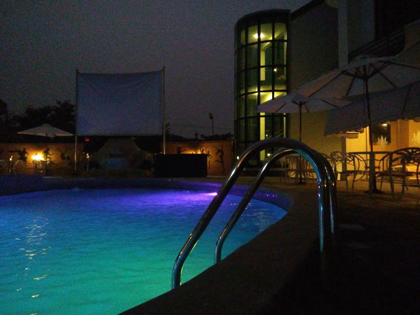 Imagen de la piscina del Hotel Nirvana Inn, Accra. Foto 6