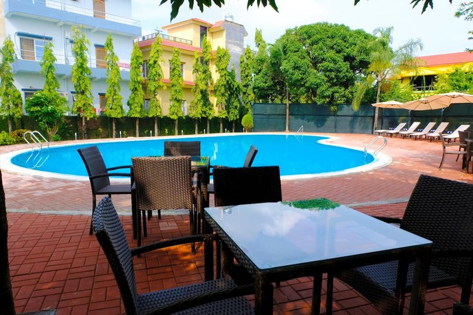 Imagen de la piscina del Hotel Nirvana Luxury International. Foto 20