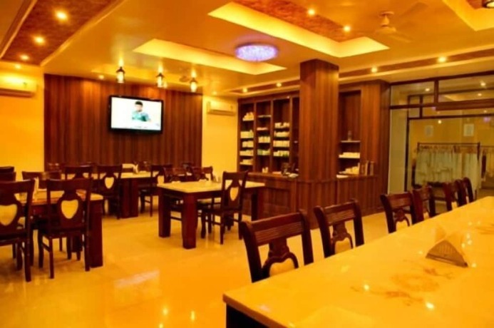 Imagen del bar/restaurante del Hotel Nirvana Palace. Foto 15