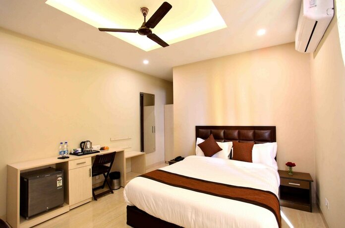 Imagen de la habitación del Hotel Nirvana Suites. Foto 18