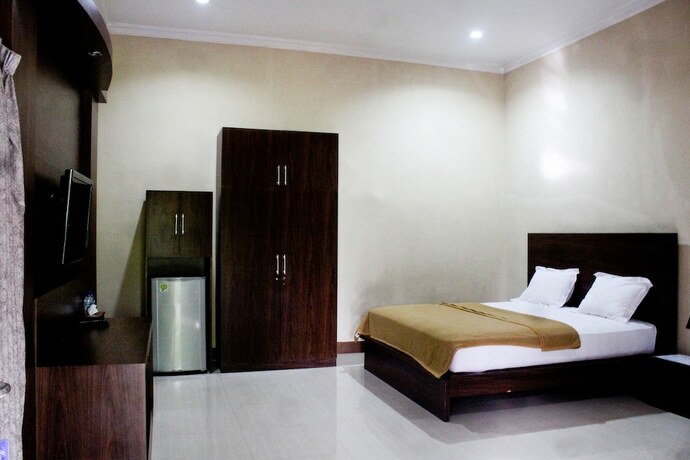 Imagen de la habitación del Hotel Nirwana Buton Villa. Foto 18