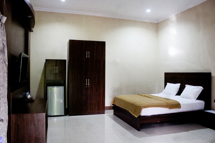 Imagen de la habitación del Hotel Nirwana Buton Villa. Foto 19