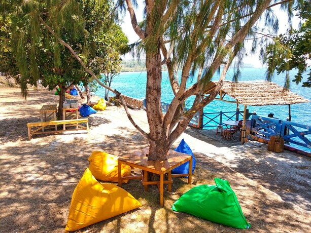 Imagen de los exteriores del Hotel Nirwana Buton Villa. Foto 29