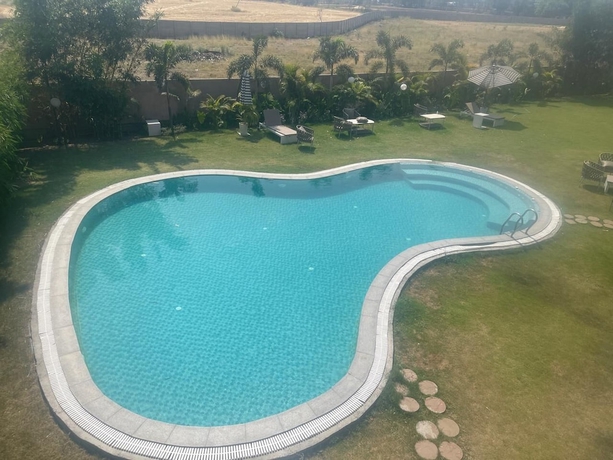 Imagen de la piscina del Hotel Nirwana Resorts and Club. Foto 13