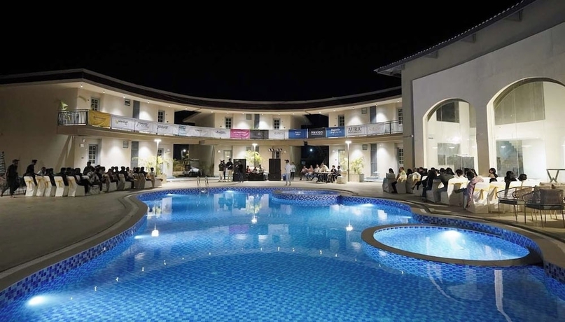 Imagen de la piscina del Hotel Nirwana Resorts and Club. Foto 14