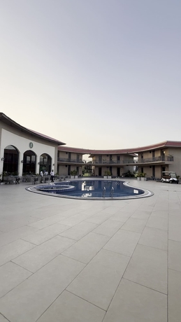 Imagen de la piscina del Hotel Nirwana Resorts and Club. Foto 15