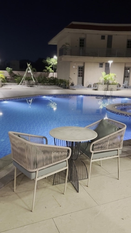 Imagen de la piscina del Hotel Nirwana Resorts and Club. Foto 16