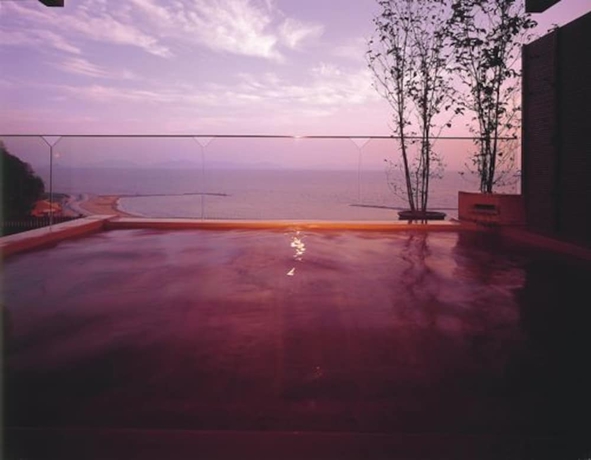 Imagen de la piscina del Hotel Nishiura Grand Kikkei. Foto 7