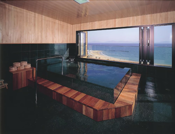 Imagen de la piscina del Hotel Nishiura Grand Kikkei. Foto 8