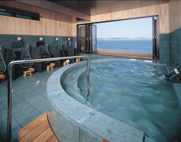 Imagen de la piscina del Hotel Nishiura Grand Kikkei. Foto 11