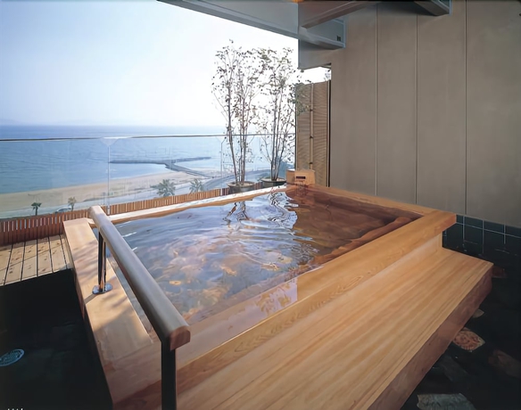 Imagen de los exteriores del Hotel Nishiura Grand Kikkei. Foto 3