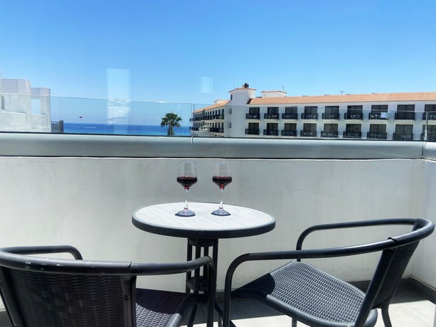 Imagen de la habitación del Hotel Nissi Adonis Suites. Foto 4