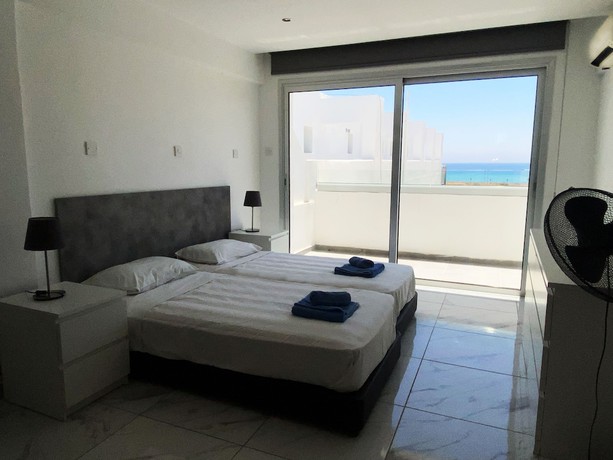 Imagen de la habitación del Hotel Nissi Adonis Suites. Foto 7