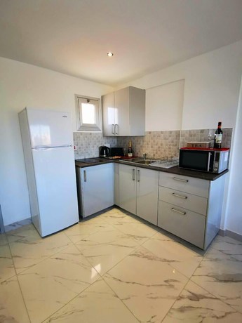 Imagen de la habitación del Hotel Nissi Adonis Suites. Foto 11