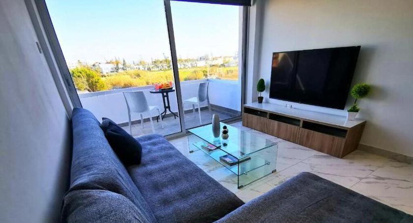 Imagen de la habitación del Hotel Nissi Adonis Suites. Foto 12