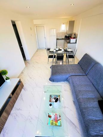 Imagen de la habitación del Hotel Nissi Adonis Suites. Foto 13
