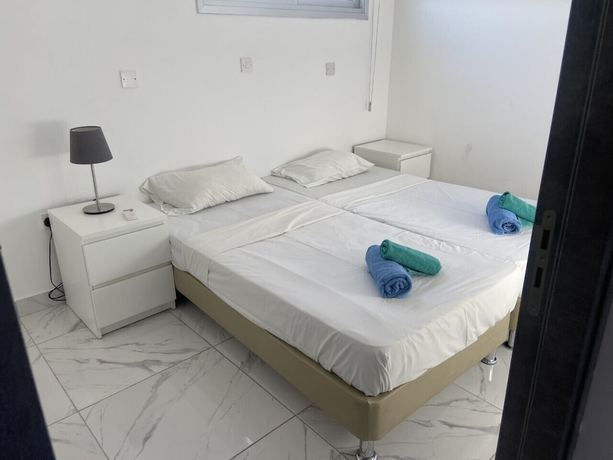 Imagen de la habitación del Hotel Nissi Adonis Suites. Foto 17