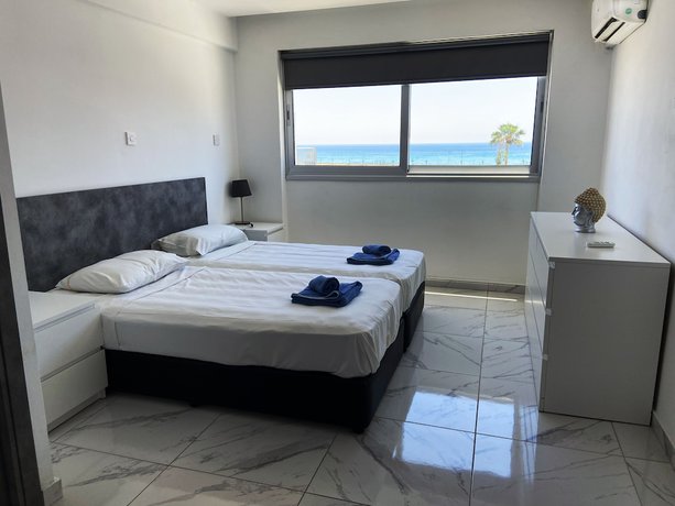 Imagen de la habitación del Hotel Nissi Adonis Suites. Foto 18