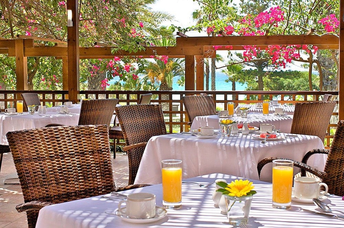 Imagen del bar/restaurante del Hotel Nissi Beach Resort. Foto 2