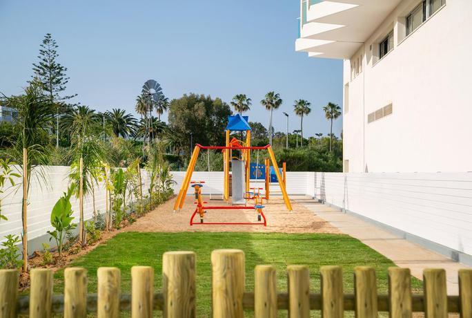 Imagen de los exteriores del Hotel Nissiblu Beach Resort. Foto 12