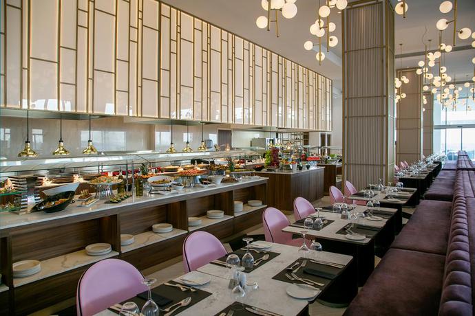 Imagen del bar/restaurante del Hotel Nissiblu Beach Resort. Foto 4