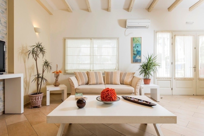 Imagen de los interiores del Hotel Nissos Thira. Foto 13