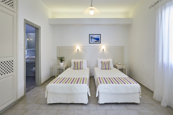 Imagen de la habitación del Hotel Nissos Thira. Foto 9