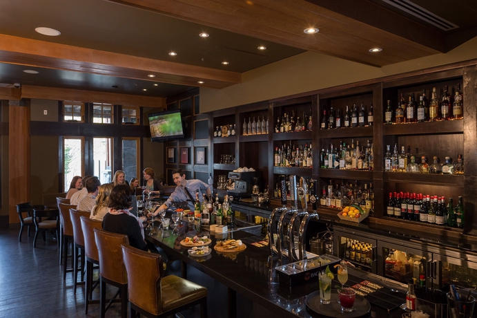 Imagen del bar/restaurante del Hotel Nita Lake Lodge. Foto 2