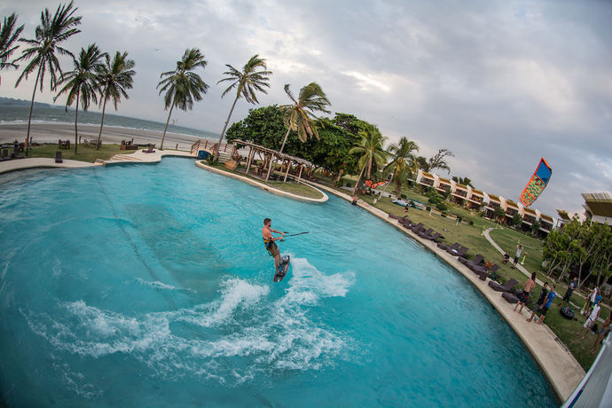 Imagen de la piscina del Hotel Nitro City Panama Action Sports Resort. Foto 14