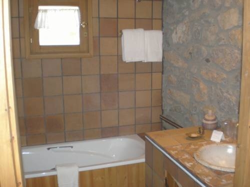 Imagen de los exteriores del Hotel Niu Dels Falcons. Foto 11