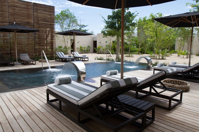 Imagen de la piscina del Hotel Nizuc Resort and Spa. Foto 12