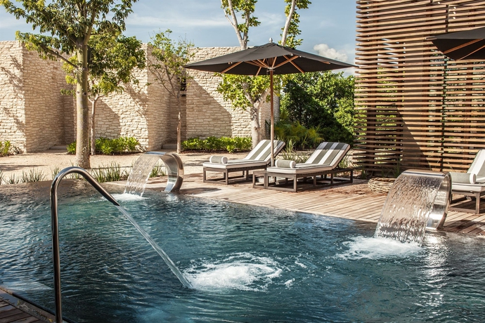 Imagen de la piscina del Hotel Nizuc Resort and Spa. Foto 13