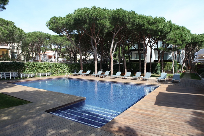 Imagen de la piscina del Hotel Nm Suites. Foto 13