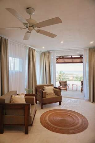 Imagen de la habitación del Hotel Noah Beach and Suites. Foto 16