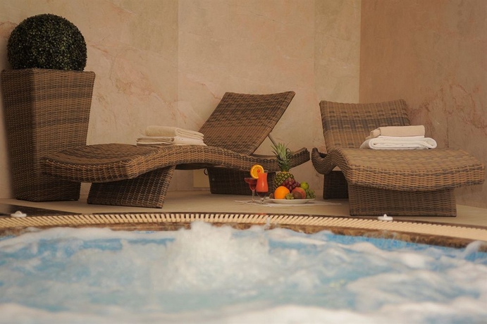 Imagen de la piscina del Hotel Nobilis. Foto 16