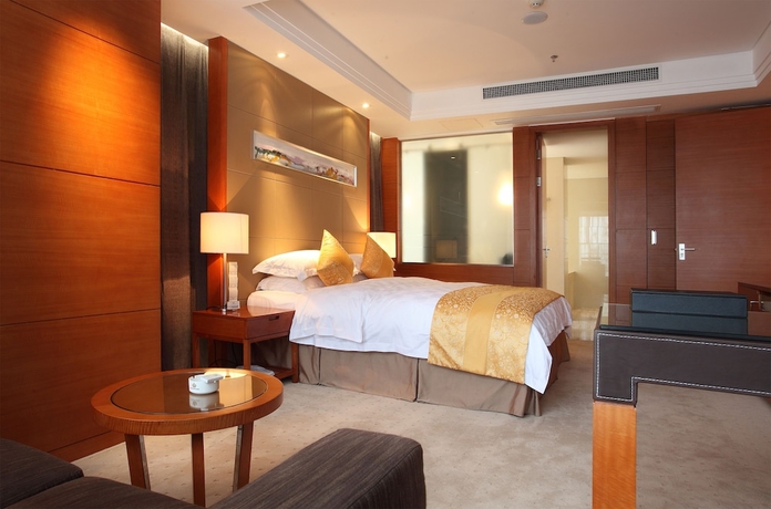 Imagen de la habitación del Hotel Noble Crown Hotel. Foto 12