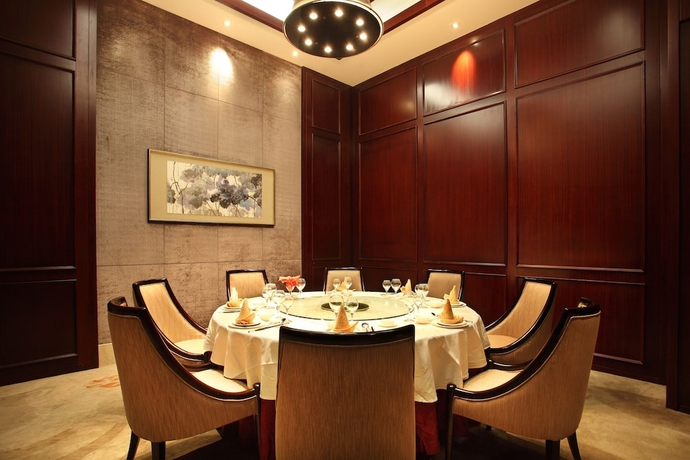 Imagen del bar/restaurante del Hotel Noble Crown Hotel. Foto 2