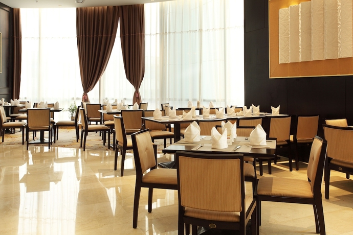Imagen del bar/restaurante del Hotel Noble Crown Hotel. Foto 3