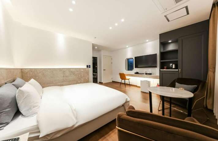 Imagen de la habitación del Hotel Noble Stay. Foto 16