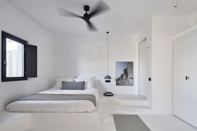 Imagen de la habitación del Hotel Nobu Santorini. Foto 14