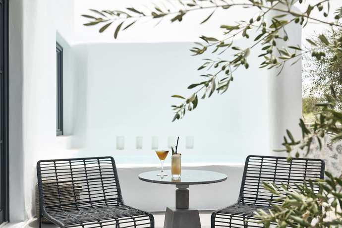 Imagen de la habitación del Hotel Nobu Santorini. Foto 16