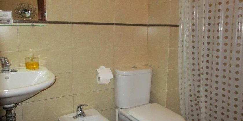 Imagen de la habitación del Hotel Noches En Triana. Foto 5