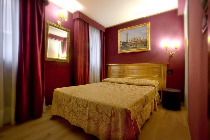 Imagen de la habitación del Hotel Noemi. Foto 4