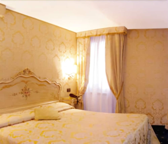 Imagen de la habitación del Hotel Noemi. Foto 10