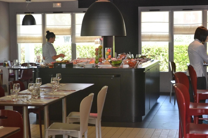 Imagen del bar/restaurante del Hotel Noemys Arles. Foto 5