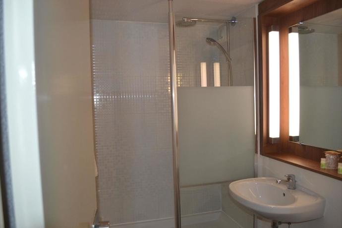 Imagen de la habitación del Hotel Noemys Arles. Foto 13