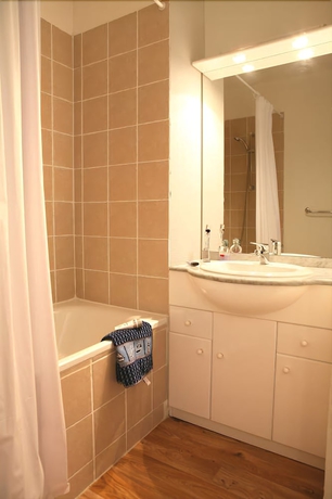 Imagen de la habitación del Hotel Noemys Le Pra Palier. Foto 10