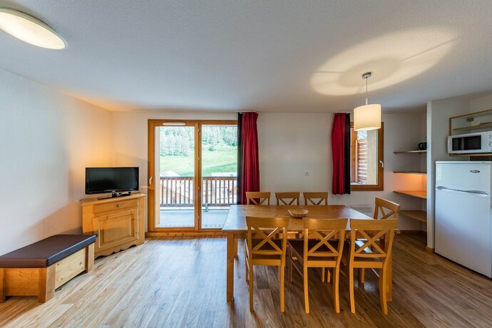 Imagen general del Hotel Noemys Les Chalets De Bois M&eacute;an. Foto 8